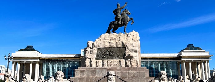 Chinggis Khaan (Sükhbaatar) Square is one of Orte, die Talha gefallen.