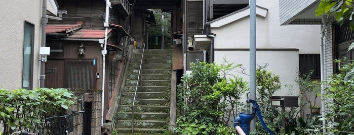 樋口一葉の菊坂旧居跡 is one of ☆.