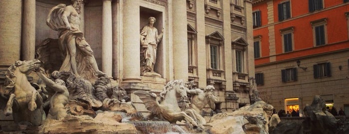 Trevi Fountain is one of Monumentos!.