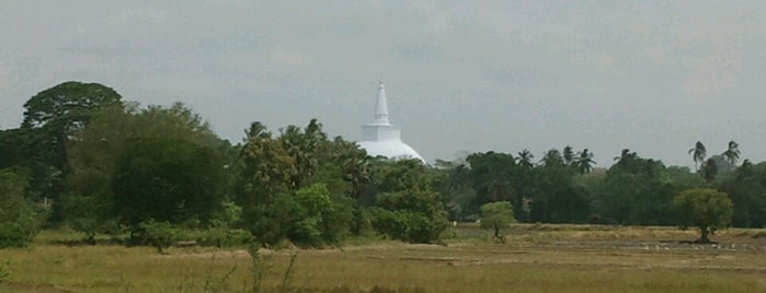 Anuradhapura | අනුරාධපුරය | அனுராதபுரம் is one of Lugares favoritos de Wendy.