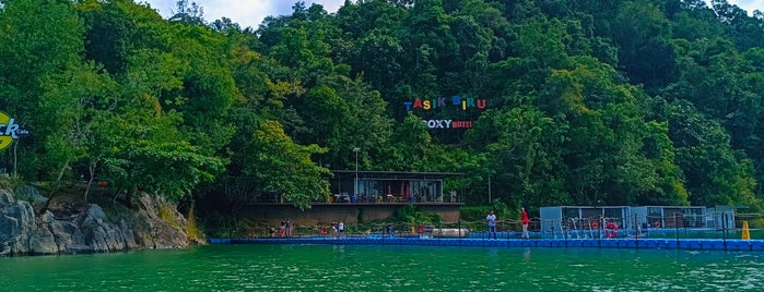 Tasik Biru, Bau is one of Yedek.