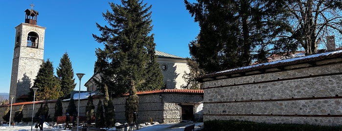 църква Св. Троица is one of 100 Национални туристически обекта.
