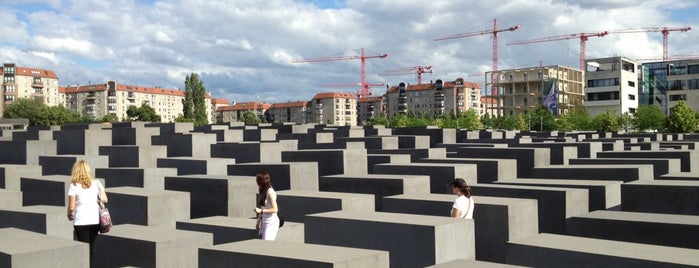 Katledilen Avrupalı Yahudiler Anıtı is one of Berlin.
