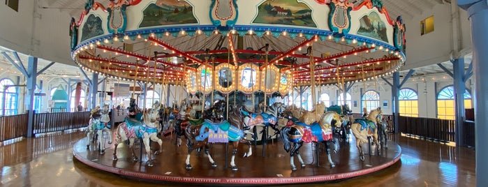 Santa Monica Pier Carousel is one of Locais curtidos por Dan.