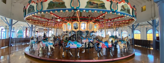 Santa Monica Pier Carousel is one of Posti che sono piaciuti a Dan.