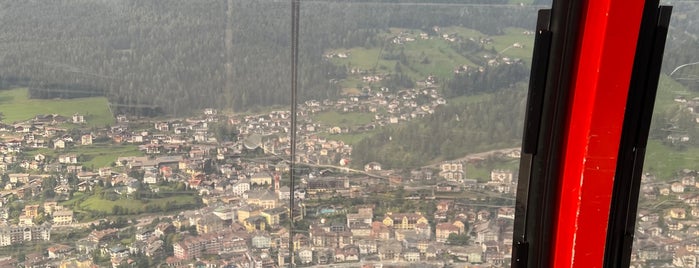 Cabinovia Ortisei - Alpe di Siusi is one of Orte, die Vito gefallen.