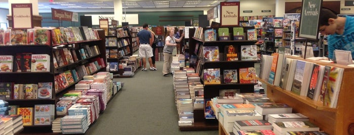 Barnes & Noble is one of Locais curtidos por Payal.