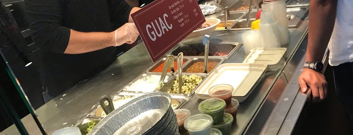 Chipotle Mexican Grill is one of สถานที่ที่ Josh ถูกใจ.