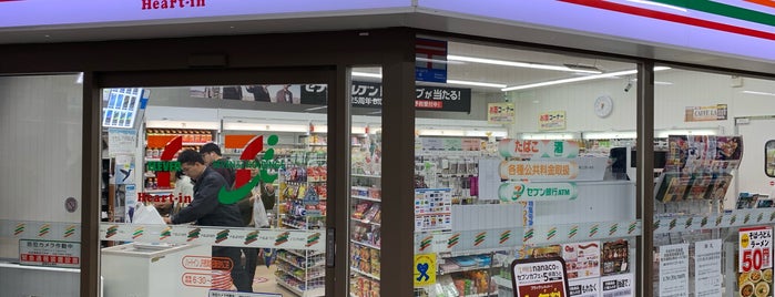 セブンイレブン ハートインJR摂津富田駅改札口店 is one of まどかるんさんのお気に入りスポット.