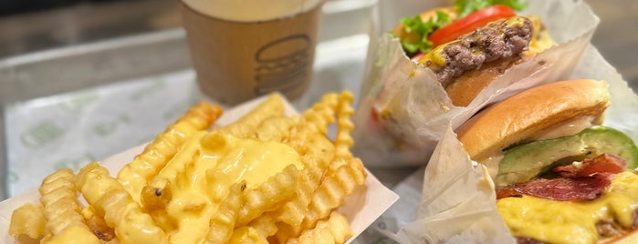 Shake Shack is one of สถานที่ที่ Deb ถูกใจ.