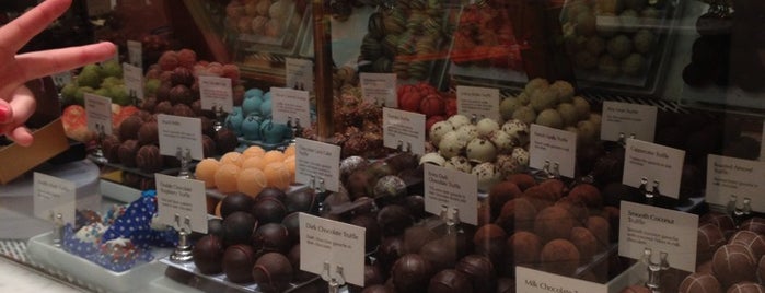 Godiva Chocolatier is one of สถานที่ที่ Thomas ถูกใจ.