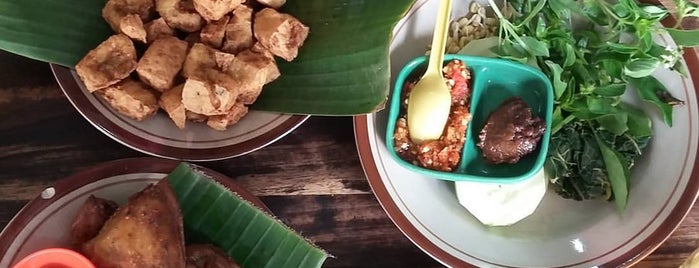 Ayam Goreng kampung Mbak Nana is one of Kuliner Solo.
