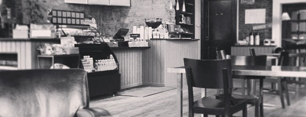 Daly's Coffee Bar is one of Tempat yang Disukai Erik.