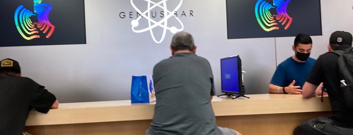 Apple Genius Bar is one of Fashion valley.