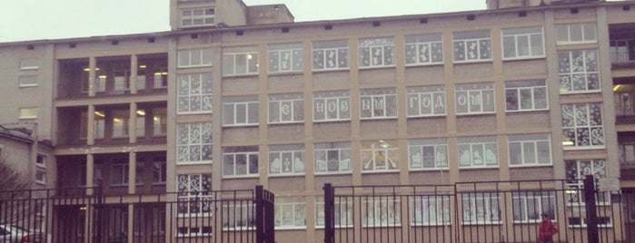 Школа № 413 is one of Школы Петродворцового р-на СПб.