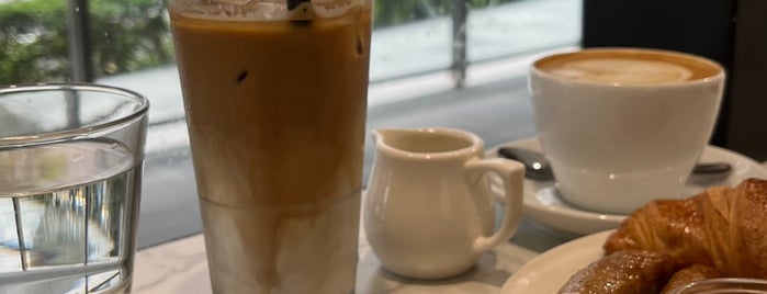 Lunar Coffee Roaster is one of Tempat yang Disukai Andre.