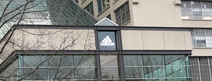 Adidas Outlet Store is one of Lugares favoritos de Thais.