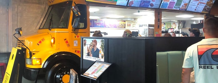 Taco Bus is one of Tempat yang Disukai Mallory.