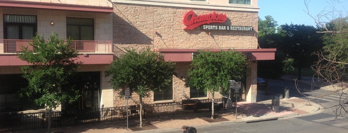 Champions Restaurant & Sports Bar is one of สถานที่ที่ Justin ถูกใจ.