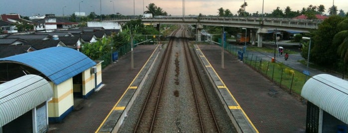 KTM Komuter Telok Gadong (KD16) Station is one of Tempat yang Disukai Aishah.