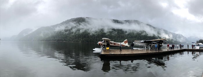 Misty Fjords Floatplane Dock is one of Orte, die Debbie gefallen.