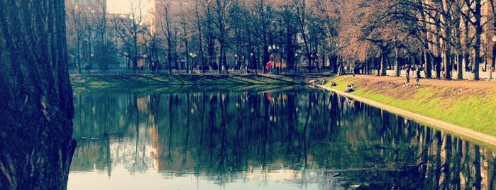 Patriarshiye Ponds is one of Интересности Москвы.