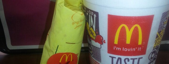 McDonald's is one of Locais curtidos por Jacqueline.