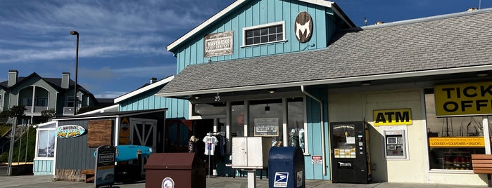 Maverick's (Jeff Clark) Surf Shop is one of Locais curtidos por Gilda.