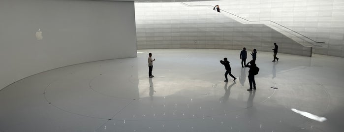 Steve Jobs Theater is one of Lugares favoritos de Ryan.