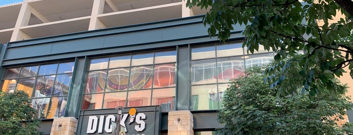 DICK'S Sporting Goods is one of Dallas Places.
