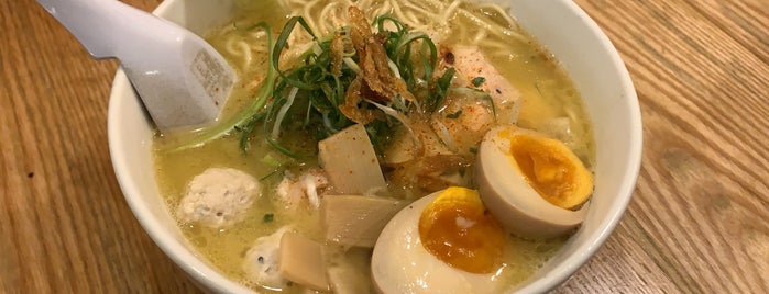 Totto Ramen 鳥人拉麵 is one of Locais salvos de Sergey.