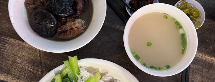 Dragon Door Steamboat (龍門客棧火鍋) is one of delicious.