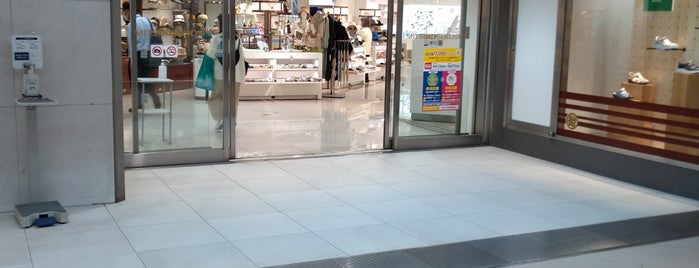 名古屋栄三越 is one of Malls and department stores - Japan.