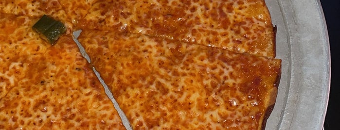 Riko's Pizza is one of Locais curtidos por Robert.