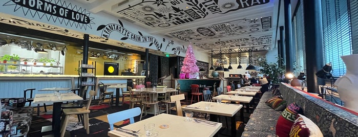 Mama Restaurant Prague is one of สถานที่ที่ Daniel ถูกใจ.