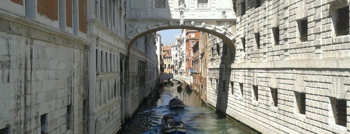 Ponte della Paglia is one of Venezia..