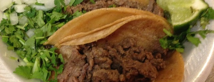 Cesar's Tacos Y Gorditas is one of Lugares favoritos de Kitty.