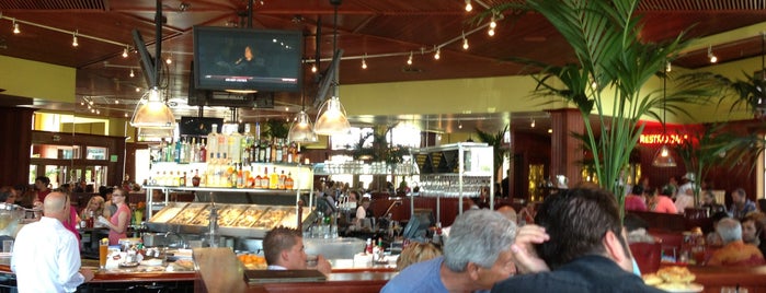 Oyster Bar is one of Lugares favoritos de Joe.