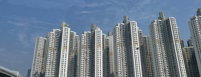 Hoi Lai Estate is one of 公共屋邨.
