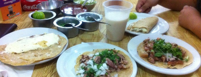 Carnitas Chela is one of Leslieさんのお気に入りスポット.