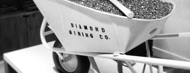 Diamond Supply Co. is one of Tempat yang Disukai Sneakshot.