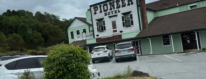 Pioneer Saloon is one of Bars to go to.