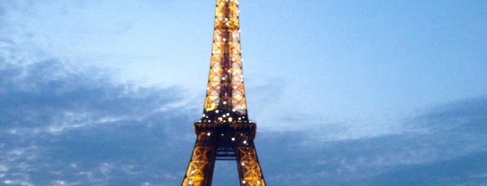Torre Eiffel is one of Paris - je t'aime.