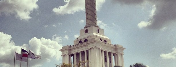 Monumento a los Héroes de la Restauración is one of Siempre.