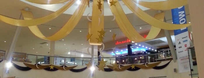 Dubai Outlet Mall is one of Posti che sono piaciuti a Taha.