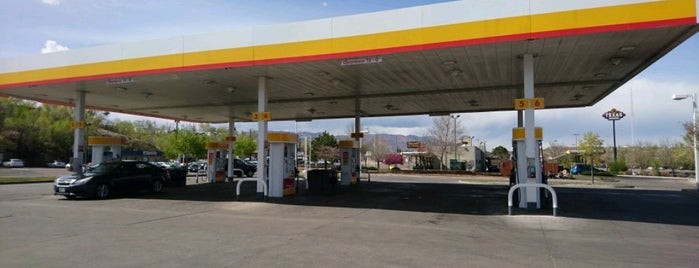 Shell is one of Lugares favoritos de Momo.