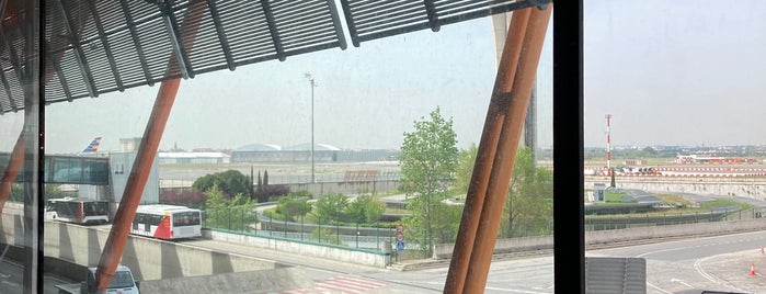 Terminal 4 Satélite is one of Argelia'nın Beğendiği Mekanlar.