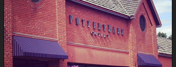 Pottery Barn Outlet is one of Lugares favoritos de Lizzie.