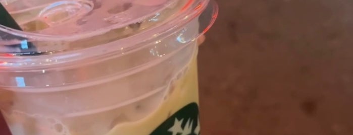 Starbucks is one of Sarah AlMaimanさんのお気に入りスポット.