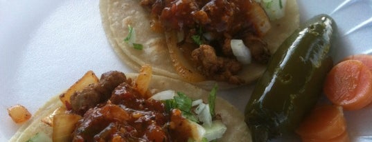 Tacos El Gruellense is one of สถานที่ที่ Dan ถูกใจ.